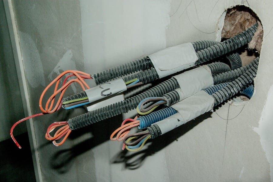 Électricien professionnel installant une borne